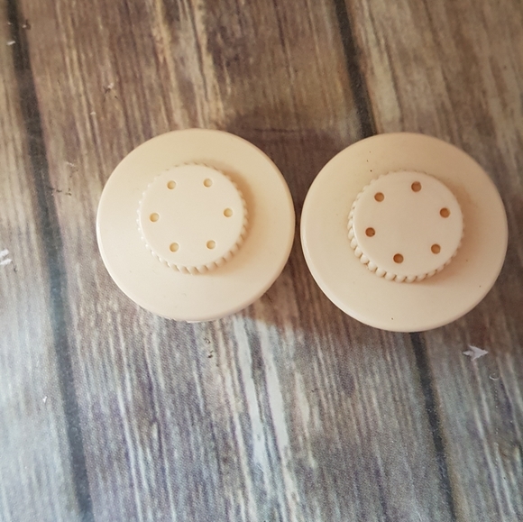 Vintage plastic salt and pepper shakers. - Picture 2 of 5